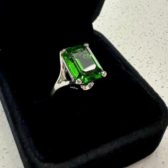 Jewelry - Large Green Gemstone Ring sz 6, with 18k GE Band